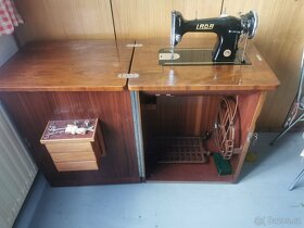Šicí stroj Lada