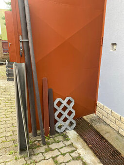 PRODÁM PVC KůLY,ŽLABY A ZATRAVŇ.DLAŽBU