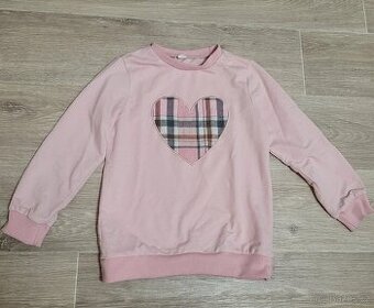 Pěkná mikina se srdíčkem vel.128/134