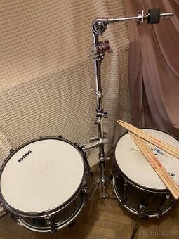 2x něco,do čeho se dá ještě slušně bušit + stojan