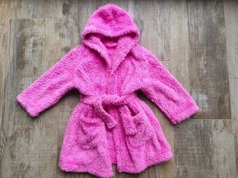 Růžový dívčí župan vel.98-104; 3-4 roky. Kratase vyšívané.