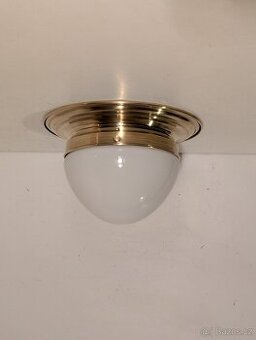 nízký mosazný lustr stropnice lampa, bílé stínidlo