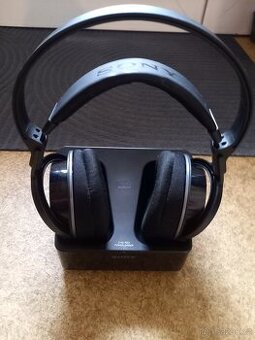 Sluchátka bezdrátová Sony na televizi