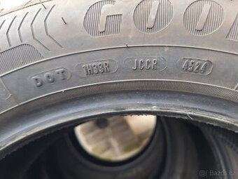 Goodyear 215/55 R17 94V.