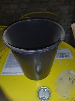 Plastové květináče