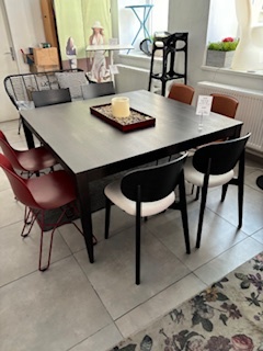 Masivní jídelní stůl