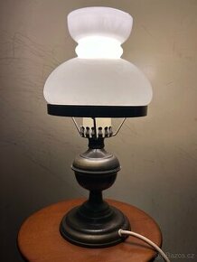 Mosazná lampa s bílým stínidlem tvar petrolejky
