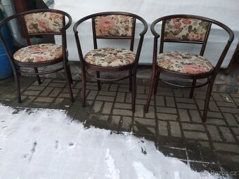 Čalouněná křesla Thonet.