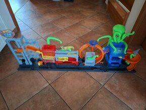 Hot Wheels City GTT96 myčka s chobotnicí + dráhy zdarma
