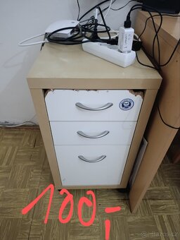 Menší nábytek