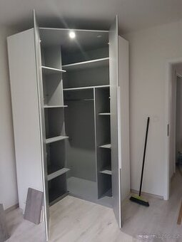 velká rohová šatní skříň