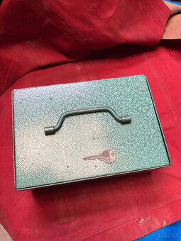 Kasička, trezorek, pokladnička 500 kč