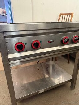 Kuchyňský sporák z nerezu