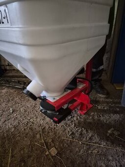 Rozmetadlo práškovač pro přísev meziplodin