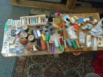 Nitě na šití, jehly k šicímu stroji, knoflíky, atd.