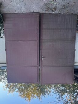 Dvoukřídlá kovová vrata – 2,8 × 2,8 m
