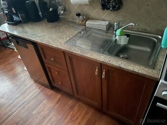 Kuchyňská linka včetně dřezu a digestoře