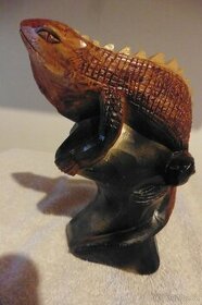 Kamenná soška ještěra