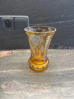 Broušená váza asi vrstvené ryté sklo, dekor květin