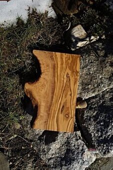 Olivové prkénko s přírodní hranou