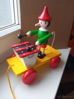 Nová dřevěná jezdící a hrající hračka