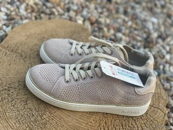 Tenisky zn. Mustang nové s cedulkou