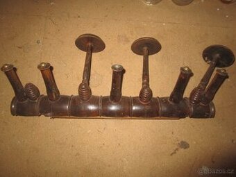 STAROŽITNÝ DŘEVĚNÝ VĚŠAK