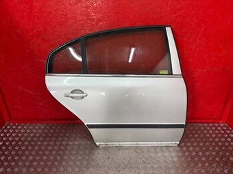 PRAVÉ ZADNÍ DVEŘE ŠKODA SUPERB 1 STŘÍBRNÉ