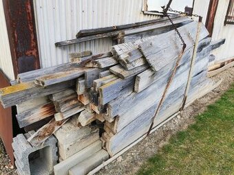 Zbytky trámů a fošen