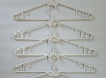 Bílé ramínka z plastu s příčkou