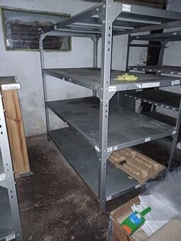 Kovový krabicový regál