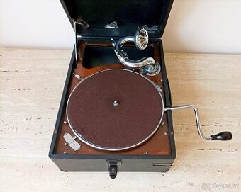 Starožitný gramofon na kliku His Master’s Voice, rok 1931