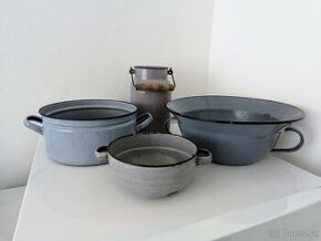 Staré, šedé, smaltované nádobí