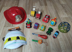 Mix hraček - auta, hasičská přilba, krtek