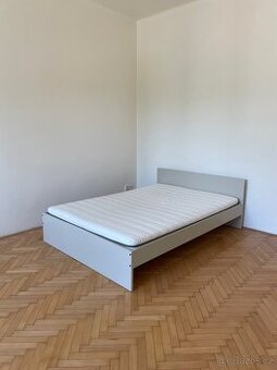 Postel: IKEA MALM 140x200, světle šedá