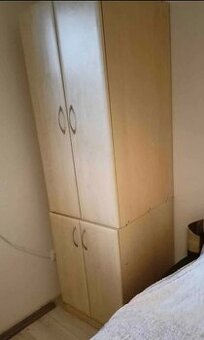 S DOVOZEM 2 skříně na sebe. Bytelné. Police, šatní tyč.