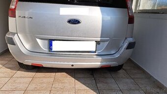 Ford Fusion - zadní nárazník a pravé zrcátko.