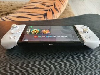 nintendo switch oled + Mobapad M6 HD Joycons + 4 hry