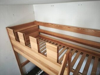 Prodám dřevěnou masivní patrovou postel s hradbami.