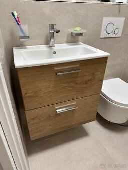 Koupelnová sestava s umyvadlem zrcadlem a osvětlením VitrA M