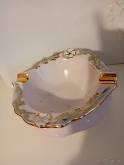 Růžový porcelán popelník