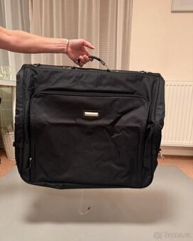 Cestovní taška na oblek a další potřebné věci