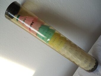 set košíčků a dvě rakety na badminton