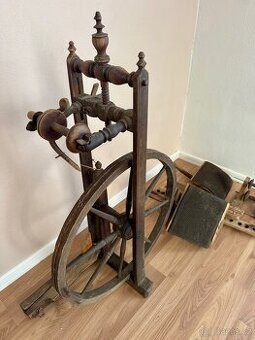 Starožitný kolovrat + česací nástroje na vlnu (komplet)