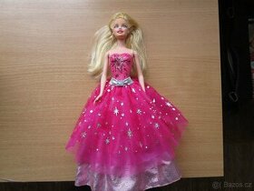 Krásná hrající Barbie v krásných nadýchaných šatech s flitry