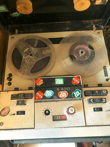 Starý magnetofon a rádia - 1