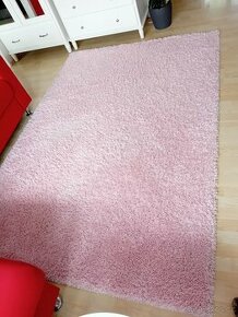Růžový koberec s vysokým vlasem