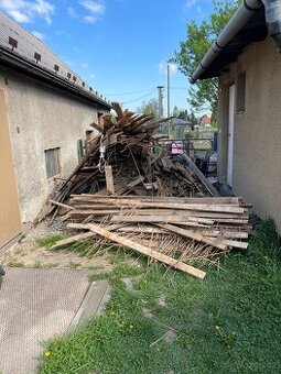 Dřevo z demolice.