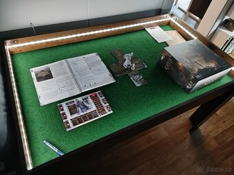Deskoherni stůl