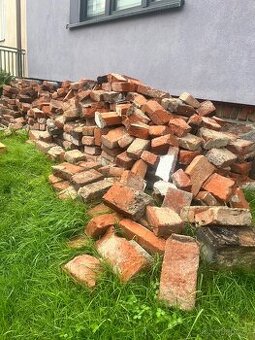 Staré poctivé tvrdé cihly za odvoz